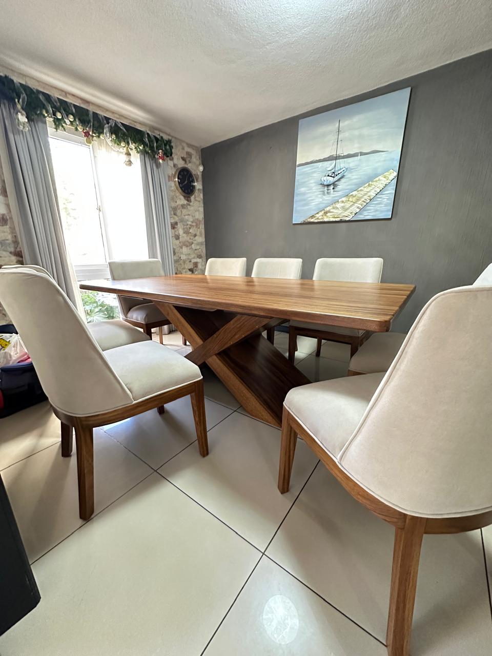 Cama con cabecero tapizado